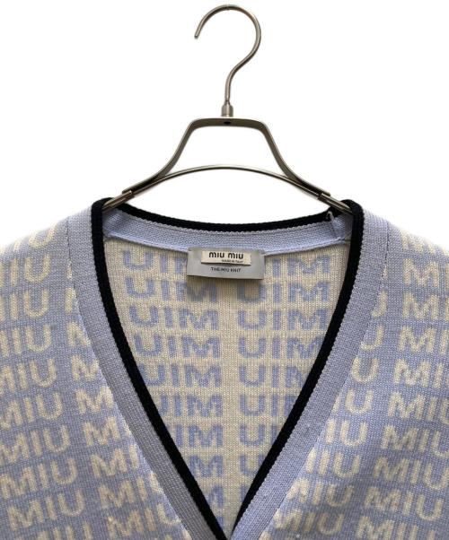 MIU MIU（ミュウミュウ）MIU MIU (ミュウミュウ) オールオーバーロゴVネックカーディガン ブルー サイズ:３６の古着・服飾アイテム