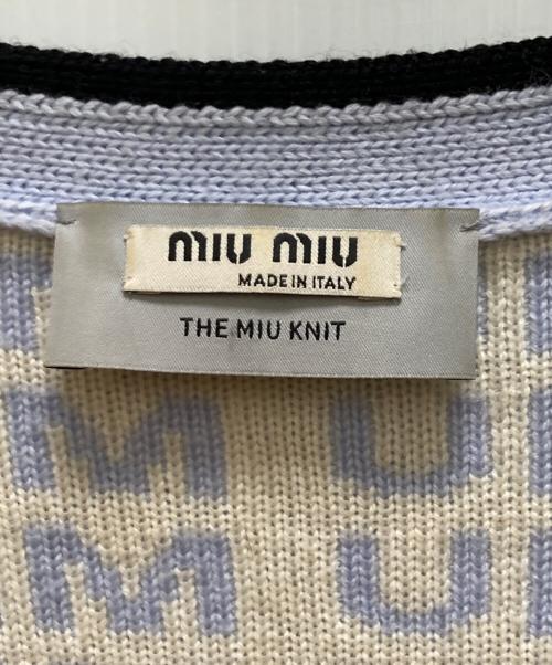 MIU MIU（ミュウミュウ）MIU MIU (ミュウミュウ) オールオーバーロゴVネックカーディガン ブルー サイズ:３６の古着・服飾アイテム