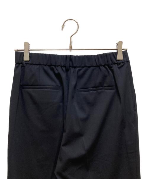 23区（ニジュウサンク）23区 (ニジュウサンク) クリアストレッチ テーパードパンツ ネイビー サイズ:38の古着・服飾アイテム