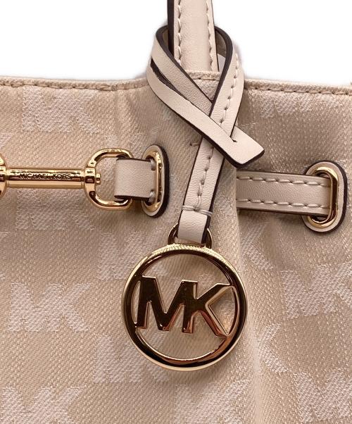 MICHAEL KORS（マイケルコース）MICHAEL KORS (マイケルコース) CARSON NS クロスボディ スモール - MKシグネチャー ホワイトの古着・服飾アイテム