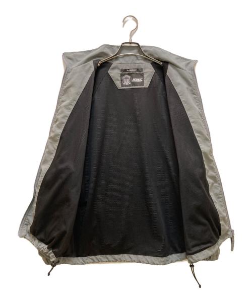 AVIREX（アヴィレックス）AVIREX (アヴィレックス) NYLON PIPING STAND JACKET グレー サイズ:Mの古着・服飾アイテム