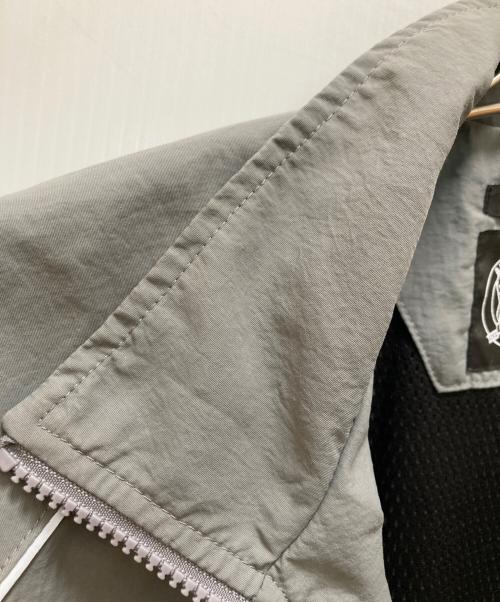 AVIREX（アヴィレックス）AVIREX (アヴィレックス) NYLON PIPING STAND JACKET グレー サイズ:Mの古着・服飾アイテム