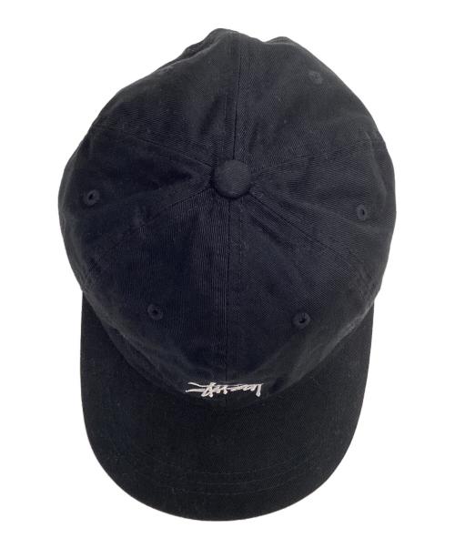 stussy（ステューシー）stussy (ステューシー) ロゴ刺繍ベースボールキャップ ブラックの古着・服飾アイテム