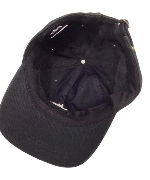 stussy（ステューシー）stussy (ステューシー) ロゴ刺繍ベースボールキャップ ブラックの古着・服飾アイテム