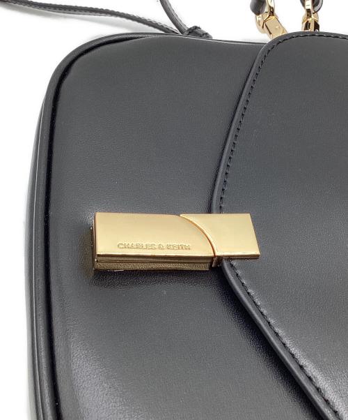 CHARLES & KEITH（チャールズアンドキース）CHARLES & KEITH (チャールズアンドキース) Aurelia オレリア メタリックアクセントサドルバッグ ブラックの古着・服飾アイテム