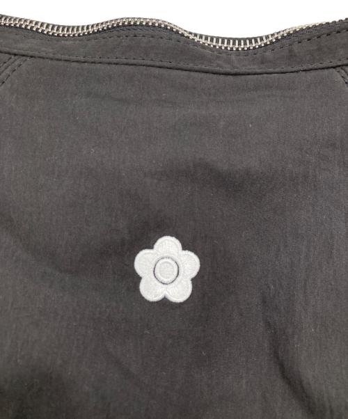 MARY QUANT（マリークヮント）MARY QUANT (マリークヮント) PUBLUX (パブリュクス) コラボデイジー刺繍ナイロンショルダーバッグ ブラックの古着・服飾アイテム