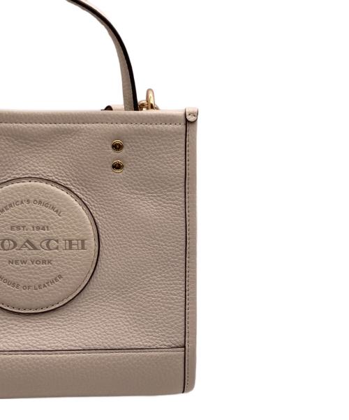COACH（コーチ）COACH (コーチ) デンプシー トート 22 ウィズ コーチ パッチ ホワイトの古着・服飾アイテム