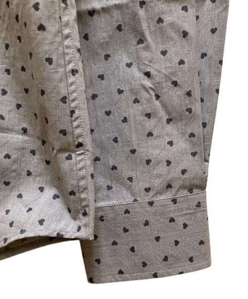 Vivienne Westwood man（ヴィヴィアン ウェストウッド マン）Vivienne Westwood man (ヴィヴィアン ウェストウッド マン) ハート総柄刺繍シャツ グレー サイズ:５０の古着・服飾アイテム