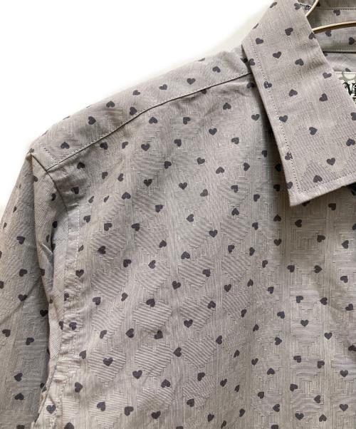 Vivienne Westwood man（ヴィヴィアン ウェストウッド マン）Vivienne Westwood man (ヴィヴィアン ウェストウッド マン) ハート総柄刺繍シャツ グレー サイズ:５０の古着・服飾アイテム