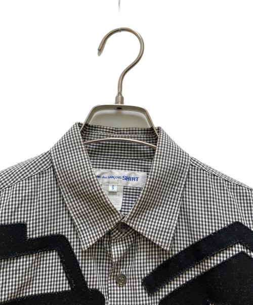 COMME des GARCONS SHIRT（コムデギャルソンシャツ）COMME des GARCONS SHIRT (コムデギャルソンシャツ) グラフィックパッチ レギュラーカラーチェックシャツ ホワイト×ブラック サイズ:sの古着・服飾アイテム