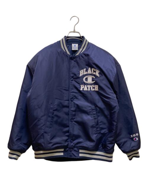 Champion（チャンピオン）Champion (チャンピオン) THE BLACK EYE PATCH (ブラックアイパッチ) コラボロゴスタジャン ネイビー サイズ:Ｍの古着・服飾アイテム
