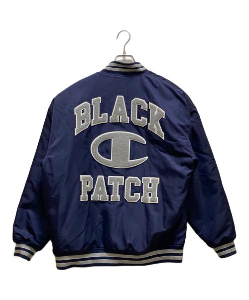 Champion（チャンピオン）Champion (チャンピオン) THE BLACK EYE PATCH (ブラックアイパッチ) コラボロゴスタジャン ネイビー サイズ:Ｍの古着・服飾アイテム
