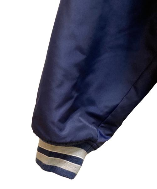 Champion（チャンピオン）Champion (チャンピオン) THE BLACK EYE PATCH (ブラックアイパッチ) コラボロゴスタジャン ネイビー サイズ:Ｍの古着・服飾アイテム