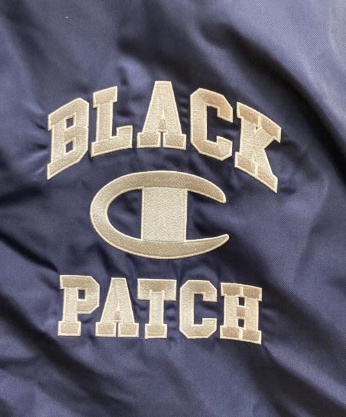 Champion（チャンピオン）Champion (チャンピオン) THE BLACK EYE PATCH (ブラックアイパッチ) コラボロゴスタジャン ネイビー サイズ:Ｍの古着・服飾アイテム