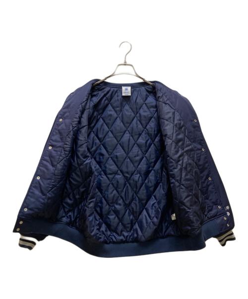 Champion（チャンピオン）Champion (チャンピオン) THE BLACK EYE PATCH (ブラックアイパッチ) コラボロゴスタジャン ネイビー サイズ:Ｍの古着・服飾アイテム