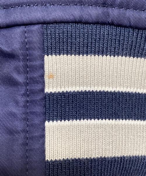 Champion（チャンピオン）Champion (チャンピオン) THE BLACK EYE PATCH (ブラックアイパッチ) コラボロゴスタジャン ネイビー サイズ:Ｍの古着・服飾アイテム
