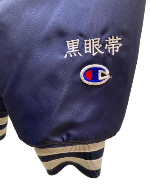 Champion（チャンピオン）Champion (チャンピオン) THE BLACK EYE PATCH (ブラックアイパッチ) コラボロゴスタジャン ネイビー サイズ:Ｍの古着・服飾アイテム