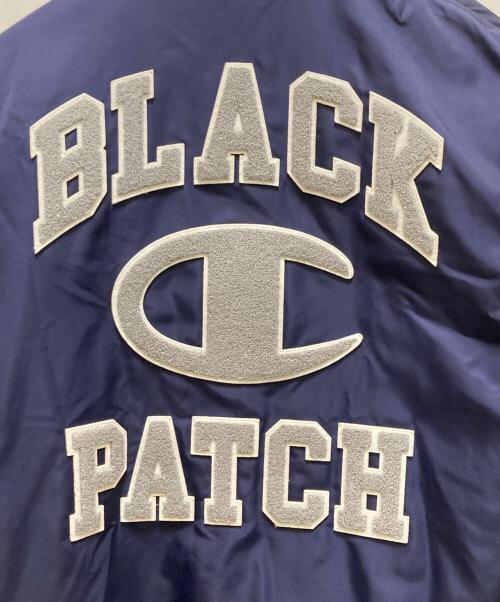 Champion（チャンピオン）Champion (チャンピオン) THE BLACK EYE PATCH (ブラックアイパッチ) コラボロゴスタジャン ネイビー サイズ:Ｍの古着・服飾アイテム
