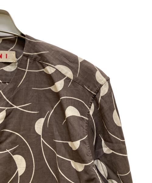 MARNI（マルニ）MARNI (マルニ) 総柄ノーカラーシャツ ブラウン サイズ:40の古着・服飾アイテム