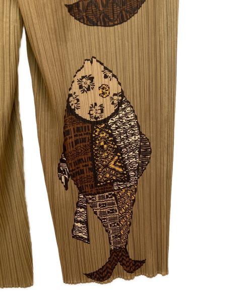 PLEATS PLEASE（プリーツプリーズ）PLEATS PLEASE (プリーツプリーズ) フィッシュプリント ストレートパンツ ベージュ サイズ:１の古着・服飾アイテム