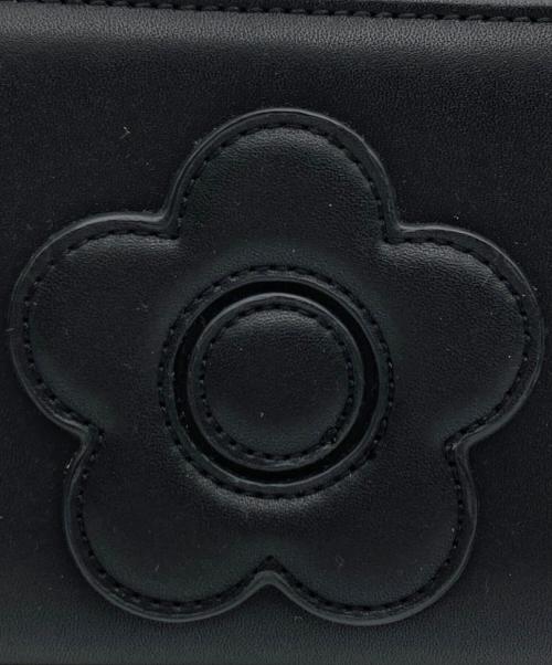 MARY QUANT（マリークヮント）MARY QUANT (マリークヮント) デイジーチャームラウンドファスナー長財布 ブラックの古着・服飾アイテム