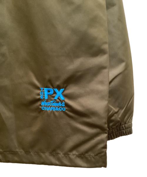 THE PX WILD THINGS（ザピーエックスワイルドシングス）THE PX WILD THINGS (ザピーエックスワイルドシングス) CHARI & CO NYC (チャリアンドコーニューヨーク) コラボナイロンジャケット カーキ サイズ:３ｓの古着・服飾アイテム