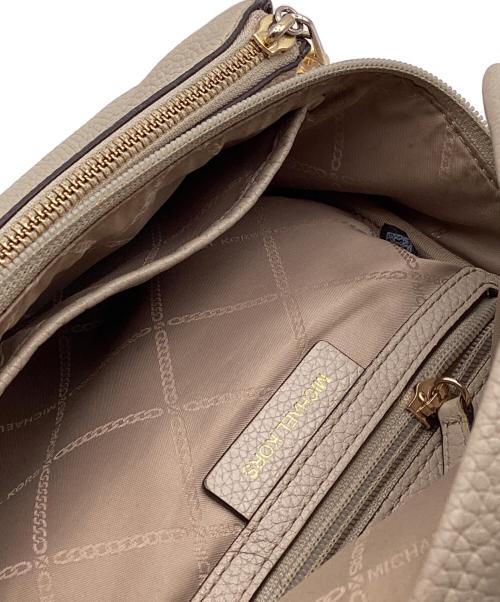 MICHAEL KORS（マイケルコース）MICHAEL KORS (マイケルコース) コース スレイター スリングパック メッセンジャー ミディアム ベージュの古着・服飾アイテム