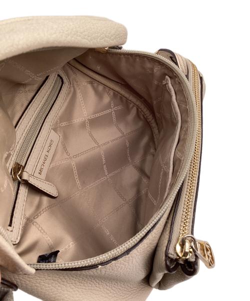 MICHAEL KORS（マイケルコース）MICHAEL KORS (マイケルコース) コース スレイター スリングパック メッセンジャー ミディアム ベージュの古着・服飾アイテム