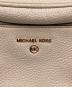 中古・古着 MICHAEL KORS (マイケルコース) コース スレイター スリングパック メッセンジャー ミディアム ベージュ：8000円