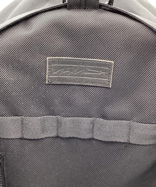 Yohji Yamamoto pour homme（ヨウジヤマモト プールオム）Yohji Yamamoto pour homme (ヨウジヤマモト プールオム) New Era (ニューエラ) 内田すずめ コラボバックパック ブラックの古着・服飾アイテム