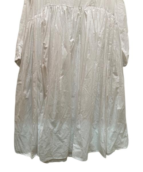 BEARDSLEY（ビアズリー）BEARDSLEY (ビアズリー) ギャザーワンピース ホワイト サイズ:０ 未使用品の古着・服飾アイテム