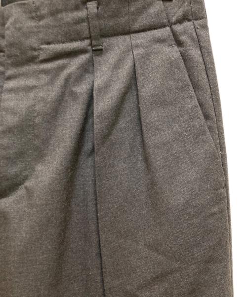 KICS DOCUMENT.（キクスドキュメント）KICS DOCUMENT. (キクスドキュメント) ストレッチツイルダブルタックパンツ グレー サイズ:4の古着・服飾アイテム