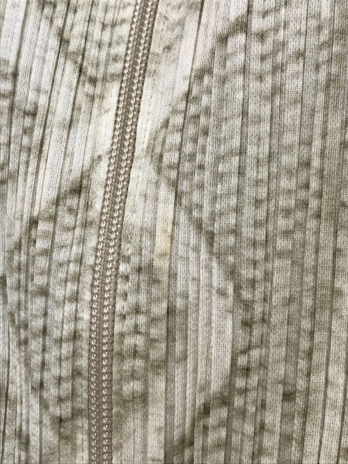 PLEATS PLEASE（プリーツプリーズ）PLEATS PLEASE (プリーツプリーズ) 転写プリントジップアッププリーツカットソー ベージュ サイズ:3の古着・服飾アイテム