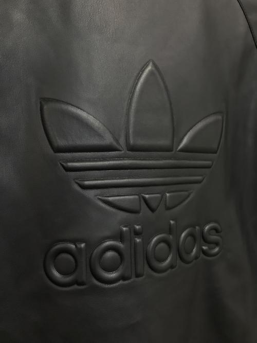 adidas（アディダス）adidas (アディダス) フェイクレザー アディカラー スリーストライプス ベースボールシャツ ブラック サイズ:Lの古着・服飾アイテム