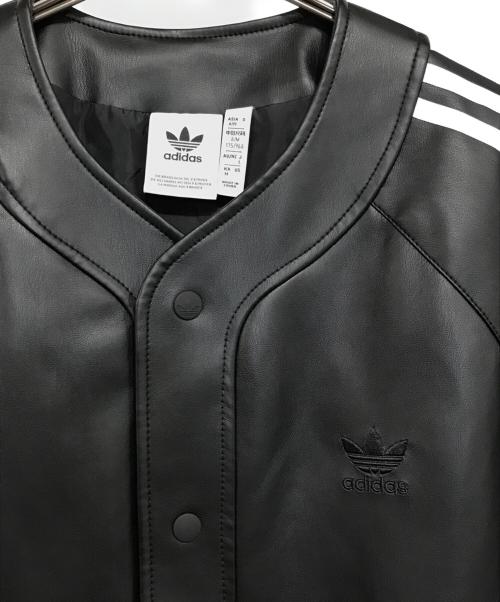 adidas（アディダス）adidas (アディダス) フェイクレザー アディカラー スリーストライプス ベースボールシャツ ブラック サイズ:Lの古着・服飾アイテム