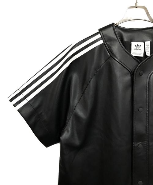 adidas（アディダス）adidas (アディダス) フェイクレザー アディカラー スリーストライプス ベースボールシャツ ブラック サイズ:Lの古着・服飾アイテム