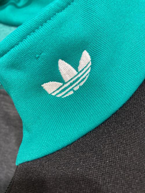 adidas（アディダス）adidas (アディダス) 古着トラックジャケット ブラック×ブルー サイズ:Ｍの古着・服飾アイテム