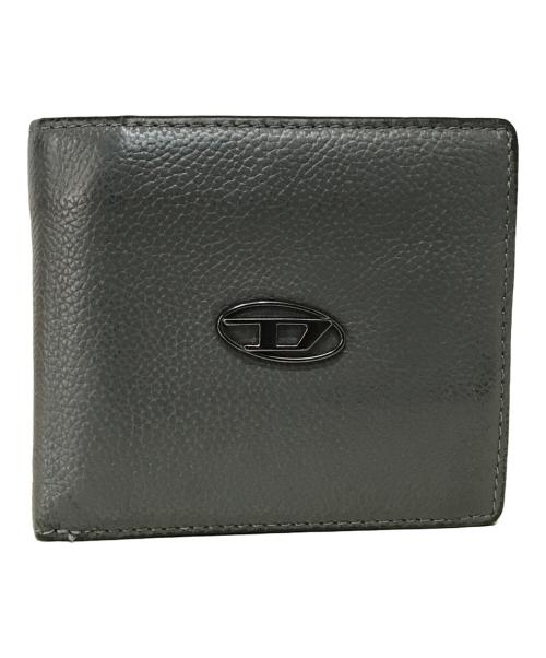 DIESEL（ディーゼル）DIESEL (ディーゼル) HIRESH S.II  メタルロゴ2つ折り財布 グレーの古着・服飾アイテム