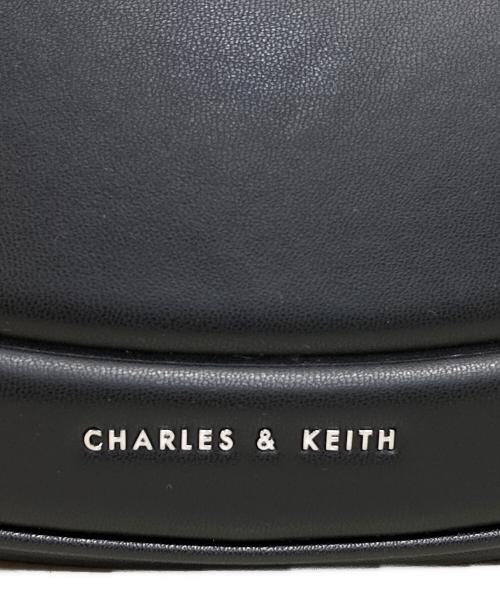 CHARLES & KEITH（チャールズアンドキース）CHARLES & KEITH (チャールズ＆キース) Petra ペトラ カーブショルダーバッグ ブラックの古着・服飾アイテム