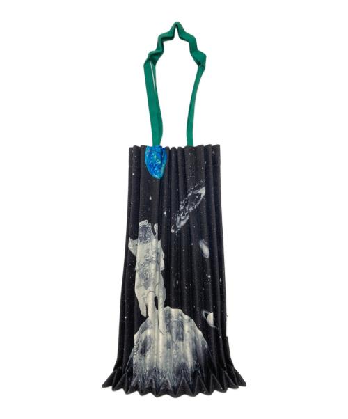 me ISSEY MIYAKE（ミーイッセイ ミヤケ）me ISSEY MIYAKE (ミーイッセイ ミヤケ) トランクプリーツバッグ TRUNK PLEATS BAG ブラックの古着・服飾アイテム