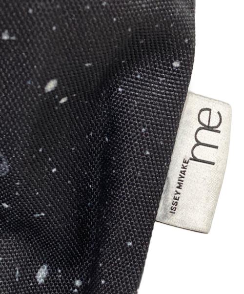 me ISSEY MIYAKE（ミーイッセイ ミヤケ）me ISSEY MIYAKE (ミーイッセイ ミヤケ) トランクプリーツバッグ TRUNK PLEATS BAG ブラックの古着・服飾アイテム