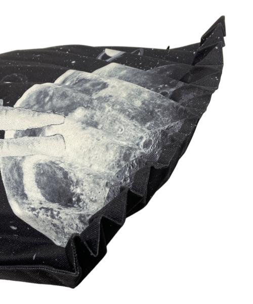 me ISSEY MIYAKE（ミーイッセイ ミヤケ）me ISSEY MIYAKE (ミーイッセイ ミヤケ) トランクプリーツバッグ TRUNK PLEATS BAG ブラックの古着・服飾アイテム