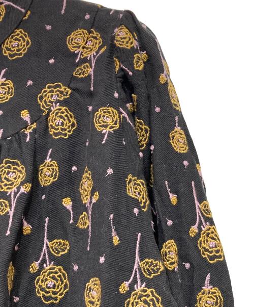 TSUHARU by samansa Mos2（ツハル バイ サマンサモスモス）TSUHARU by samansa Mos2 (ツハル バイ サマンサモスモス) ローズ柄総刺繍コート ブラック サイズ:FREEの古着・服飾アイテム