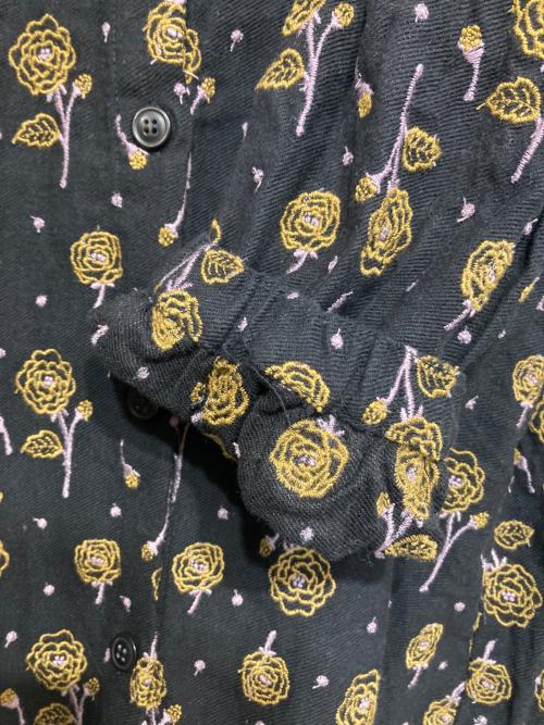 TSUHARU by samansa Mos2（ツハル バイ サマンサモスモス）TSUHARU by samansa Mos2 (ツハル バイ サマンサモスモス) ローズ柄総刺繍コート ブラック サイズ:FREEの古着・服飾アイテム