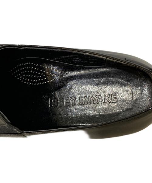 ISSEY MIYAKE（イッセイミヤケ）ISSEY MIYAKE (イッセイミヤケ) ローファー ブラック サイズ:24cmの古着・服飾アイテム