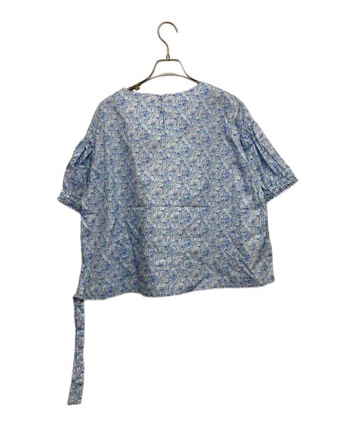 TSUHARU by samansa Mos2（ツハル バイ サマンサモスモス）TSUHARU by samansa Mos2 (ツハル バイ サマンサモスモス) Swift’s Song柄裾絞りブラウス ブルー サイズ:FREEの古着・服飾アイテム