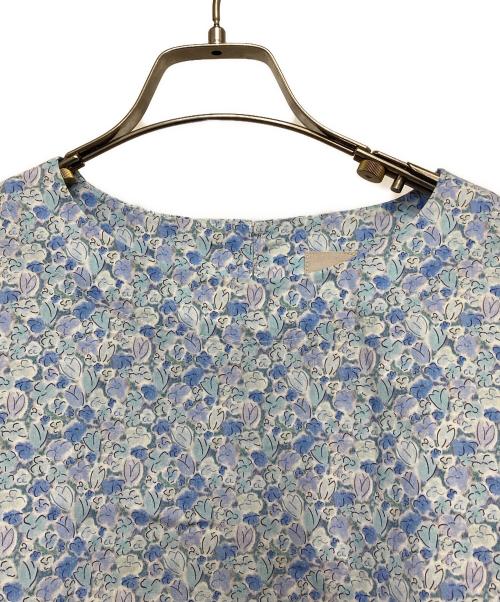 TSUHARU by samansa Mos2（ツハル バイ サマンサモスモス）TSUHARU by samansa Mos2 (ツハル バイ サマンサモスモス) Swift’s Song柄裾絞りブラウス ブルー サイズ:FREEの古着・服飾アイテム