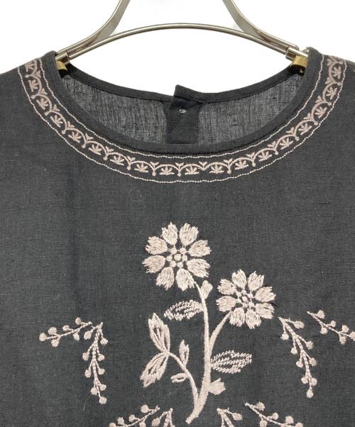 TSUHARU by samansa Mos2（ツハル バイ サマンサモスモス）TSUHARU by samansa Mos2 (ツハル バイ サマンサモスモス) 配色刺繍ワンピース ブラック サイズ:FREEの古着・服飾アイテム