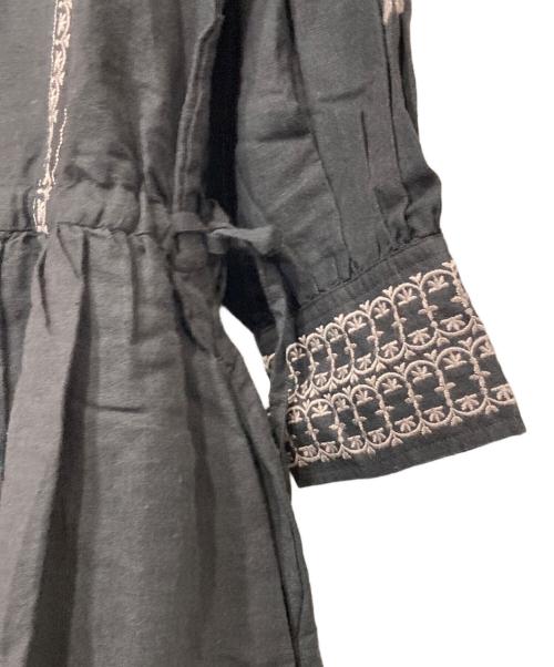 TSUHARU by samansa Mos2（ツハル バイ サマンサモスモス）TSUHARU by samansa Mos2 (ツハル バイ サマンサモスモス) 配色刺繍ワンピース ブラック サイズ:FREEの古着・服飾アイテム