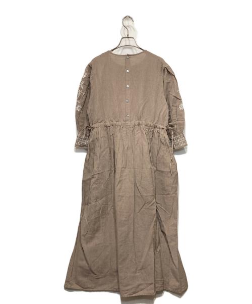 TSUHARU by samansa Mos2（ツハル バイ サマンサモスモス）TSUHARU by samansa Mos2 (ツハル バイ サマンサモスモス) 配色刺繍ワンピース ベージュ サイズ:FREEの古着・服飾アイテム